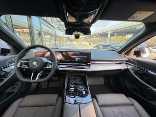 2025 BMW 5 серии 530i VIII (G60/G61/G68), чёрный, 8990000 рублей, вид 3