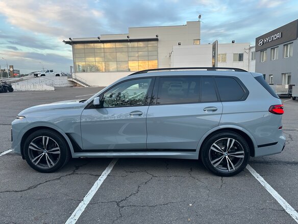 2022 BMW X7 40i I (G07) Рестайлинг, серый - вид 6