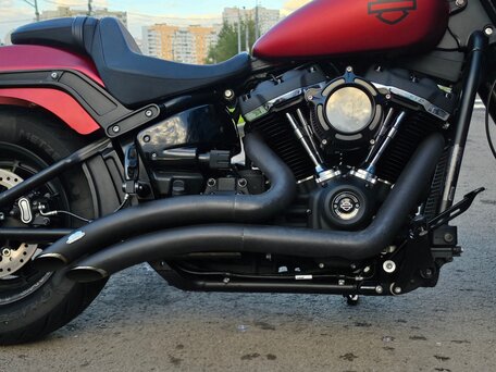 2018 Harley-Davidson Fat Bob, красный, 1600000 рублей, вид 3