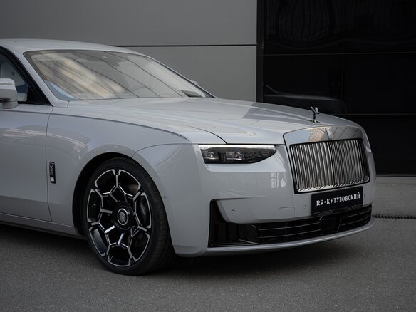 2026 Rolls-Royce Ghost Black Badge II Рестайлинг (Series II), серый, 60400000 рублей - вид 4