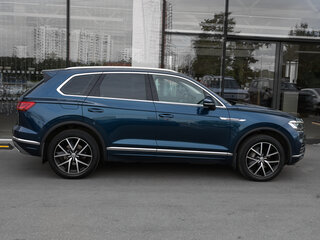 2018 Volkswagen Touareg III, синий, 4598000 рублей, вид 4