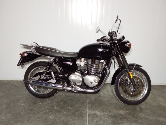 2022 Triumph Bonneville T120, чёрный, 979000 рублей