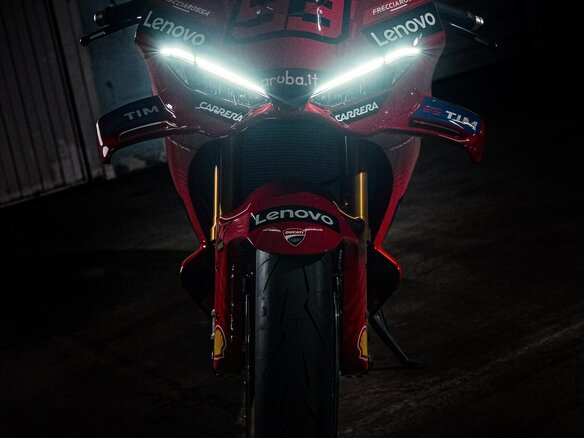 2026 Ducati Panigale V4, красный, 14000000 рублей - вид 3