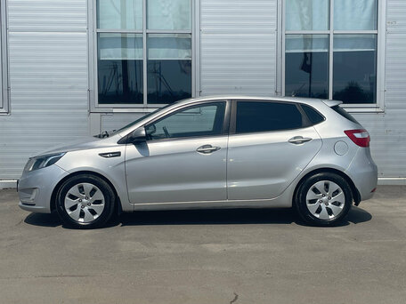 2014 Kia Rio 6-speed III, серебристый, 615000 рублей, вид 2