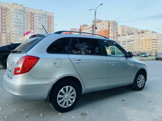 2013 Skoda Fabia II Рестайлинг, серебристый, 590000 рублей, вид 2