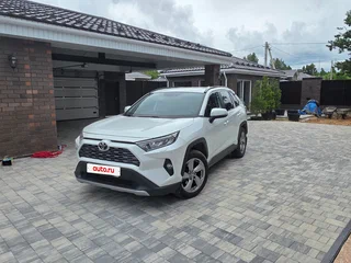 2021 Toyota RAV4 V (XA50), белый, 2850000 рублей, вид 1
