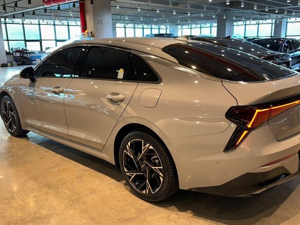 2024 Kia K5 III Рестайлинг, серый, 3400000 рублей - вид 4