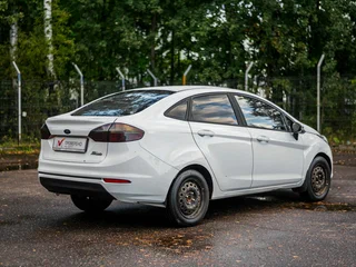 2015 Ford Fiesta Mk6 Рестайлинг, белый, 460000 рублей, вид 2