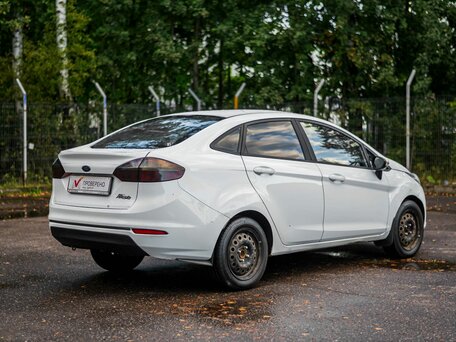 2015 Ford Fiesta Mk6 Рестайлинг, белый, 460000 рублей, вид 2