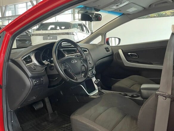 2017 Kia Ceed II Рестайлинг, красный, 1100000 рублей - вид 6