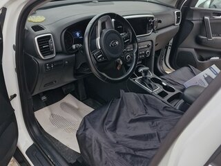 2020 Kia Sportage IV Рестайлинг, белый, 1950000 рублей, вид 4