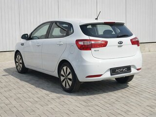 2013 Kia Rio 4-speed III, белый, 850000 рублей, вид 5