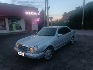 1998 Mercedes-Benz E-Класс 220 II (W210, S210), серебристый, 231000 рублей, вид 2