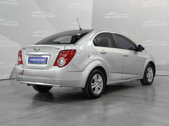 2014 Chevrolet Aveo II, серебристый, 550000 рублей - вид 4