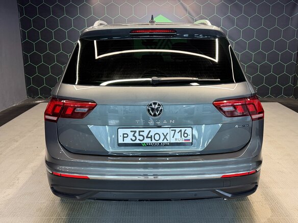 2021 Volkswagen Tiguan II Рестайлинг, серый - вид 4