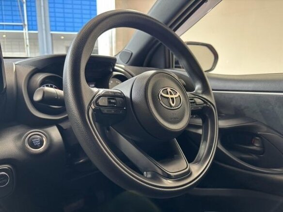 2022 Toyota Yaris IV, красный, 1014000 рублей - вид 13