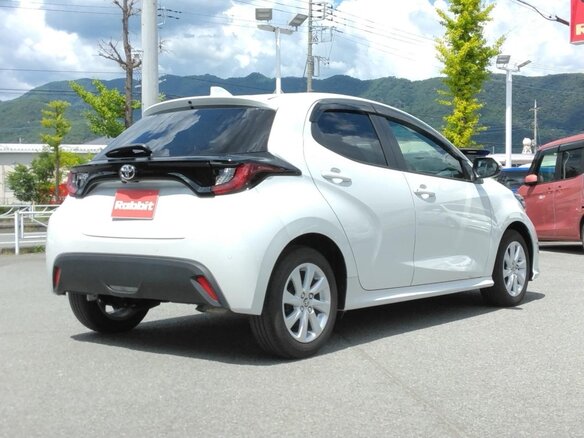 2023 Toyota Yaris IV, белый, 1060000 рублей - вид 3