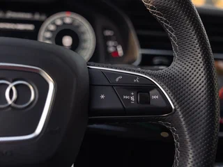 2022 Audi Q8 55 TFSI I (4M), серый, 9200000 рублей, вид 4