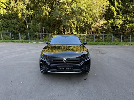 2021 Volkswagen Touareg III, чёрный, 6990000 рублей, вид 2