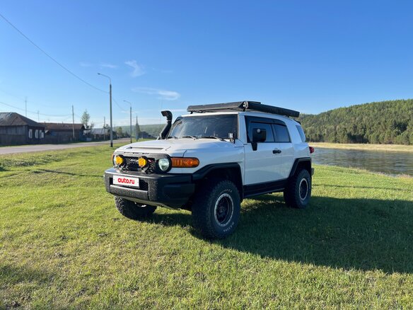 2008 Toyota FJ Cruiser, белый, 3499999 рублей
