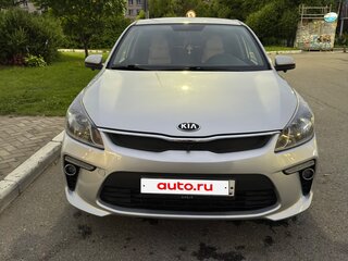 2019 Kia Rio IV, серебристый, 1400000 рублей, вид 2