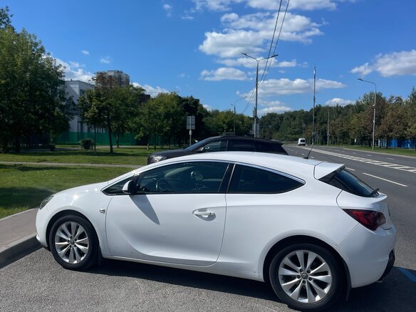 2013 Opel Astra GTC J Рестайлинг, белый, 750000 рублей - вид 6