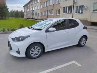 2021 Toyota Yaris IV, белый, 1200000 рублей, вид 5