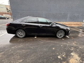 2018 Toyota Camry VII (XV50) Рестайлинг 2, чёрный, 1950000 рублей, вид 4