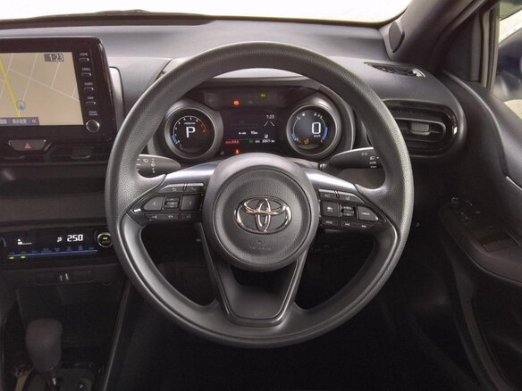 2023 Toyota Yaris IV, белый, 1060000 рублей - вид 13