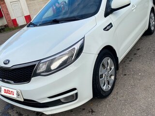 2017 Kia Rio III Рестайлинг, белый, 900000 рублей, вид 1