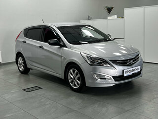 2015 Hyundai Solaris I Рестайлинг, серебристый, 690000 рублей, вид 2