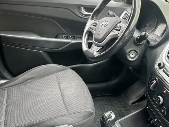 2019 Hyundai Solaris II, бежевый, 850000 рублей - вид 3