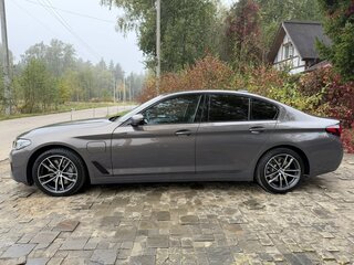 2020 BMW 5 серии 530e xDrive VII (G30/G31/G38) Рестайлинг, серый, 4490000 рублей, вид 5