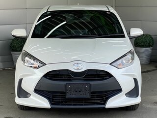 2020 Toyota Yaris IV, белый, 1319000 рублей, вид 2