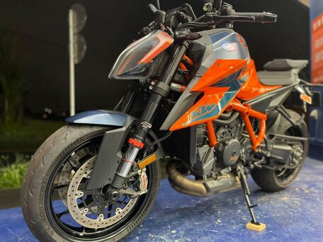 2021 KTM 1290 Super Duke R, оранжевый, 1277000 рублей, вид 3