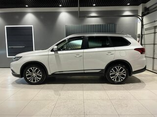 2015 Mitsubishi Outlander III Рестайлинг 2, белый, 1799000 рублей, вид 3