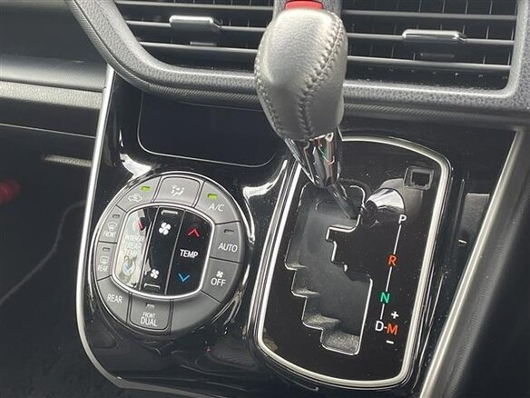 2021 Toyota Voxy III (R80) Рестайлинг, белый, 1790000 рублей - вид 12