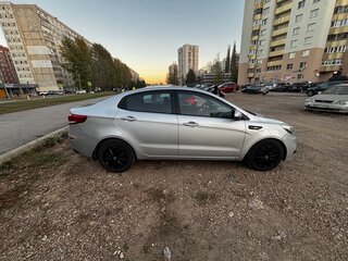 2015 Kia Rio III Рестайлинг, серебристый, 820000 рублей, вид 2