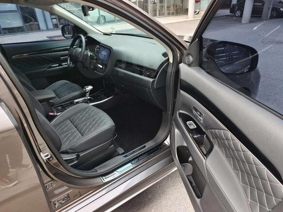 2021 Mitsubishi Outlander III Рестайлинг 3, коричневый, 1980000 рублей - вид 9