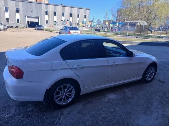 2011 BMW 3 серии 318i V (E90/E91/E92/E93) Рестайлинг, белый, 940000 рублей - вид 2