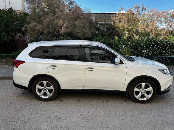 2013 Mitsubishi Outlander III, белый, 1449999 рублей - вид 2