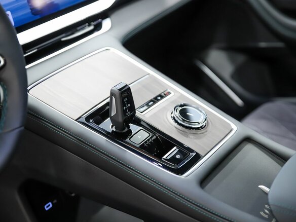 2026 Geely Monjaro I, серый, 4954990 рублей - вид 7