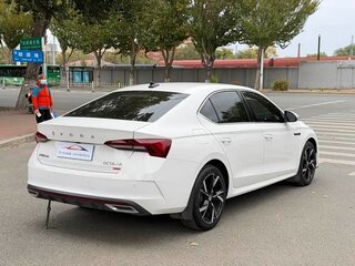 2022 Skoda Octavia IV (A8), белый, 1870000 рублей, вид 4