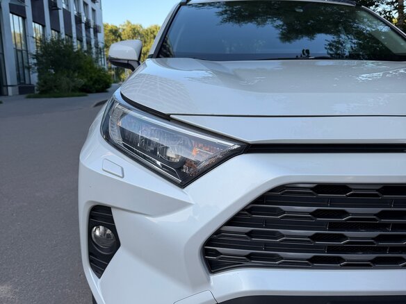 2020 Toyota RAV4 V (XA50), белый - вид 2