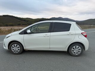 2019 Toyota Vitz III (XP130) Рестайлинг 2, белый, 770000 рублей, вид 3