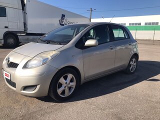 2009 Toyota Yaris II Рестайлинг, серебристый, 670000 рублей, вид 1