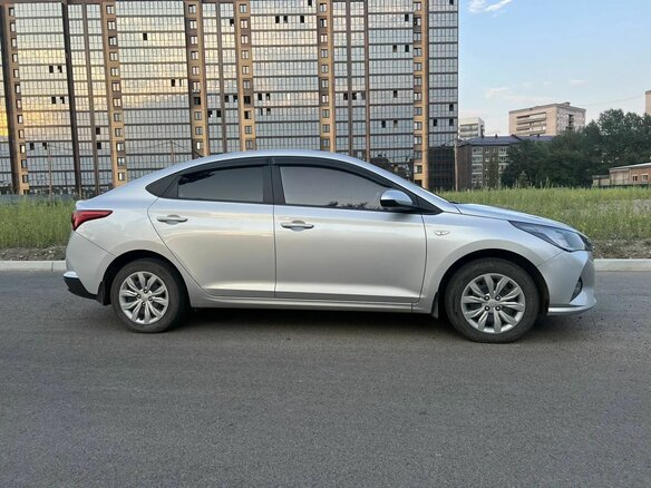 2021 Hyundai Solaris II Рестайлинг, серебристый, 1437000 рублей - вид 4