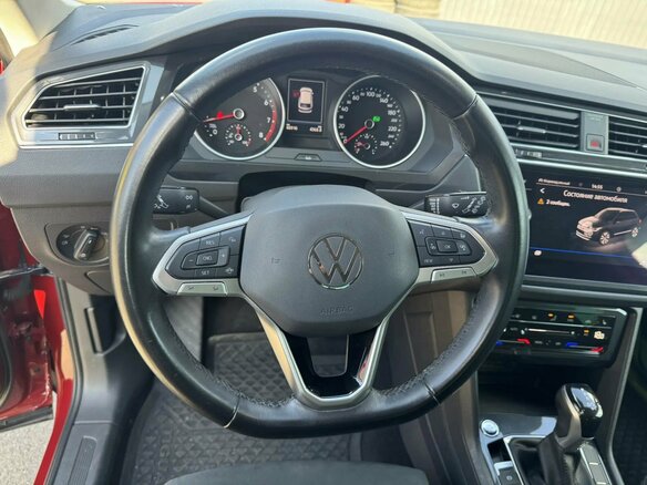 2021 Volkswagen Tiguan II Рестайлинг, красный, 2450000 рублей - вид 9