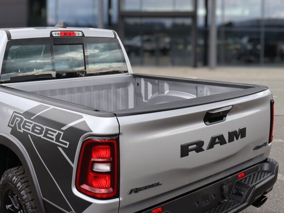 2026 Ram 1500 Quad Cab V Рестайлинг, серый, 10190000 рублей - вид 14