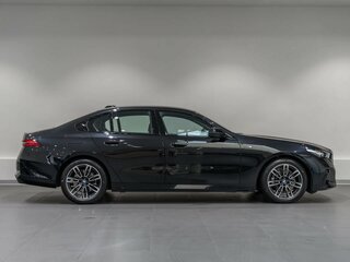 2024 BMW 5 серии 525i VIII (G60/G61/G68), чёрный, 6650000 рублей, вид 3